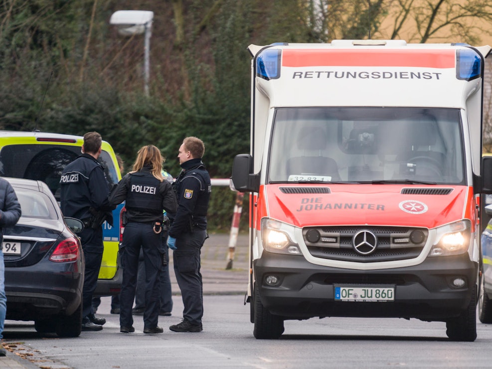 Polizei und Rettungsdienst bei einem Einsatz