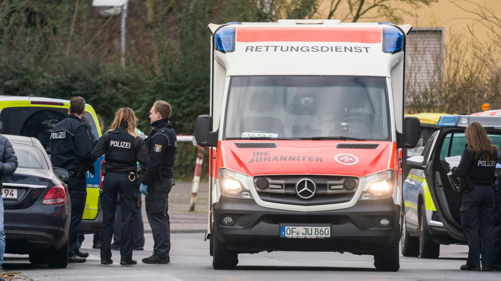 Der Rettungsdienst und die Polizei bei einem Unfall auf der Straße.