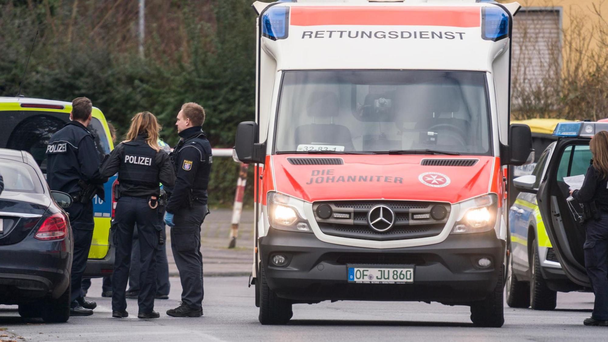 Polizei und Rettungsdienst bei einem Einsatz