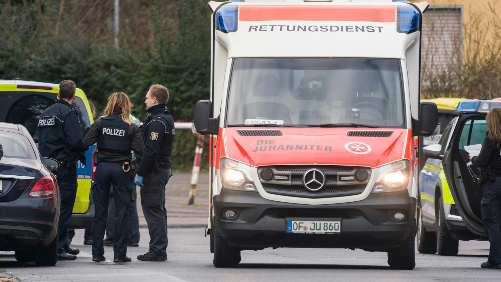 Polizei und Rettungsdienst bei einem Einsatz