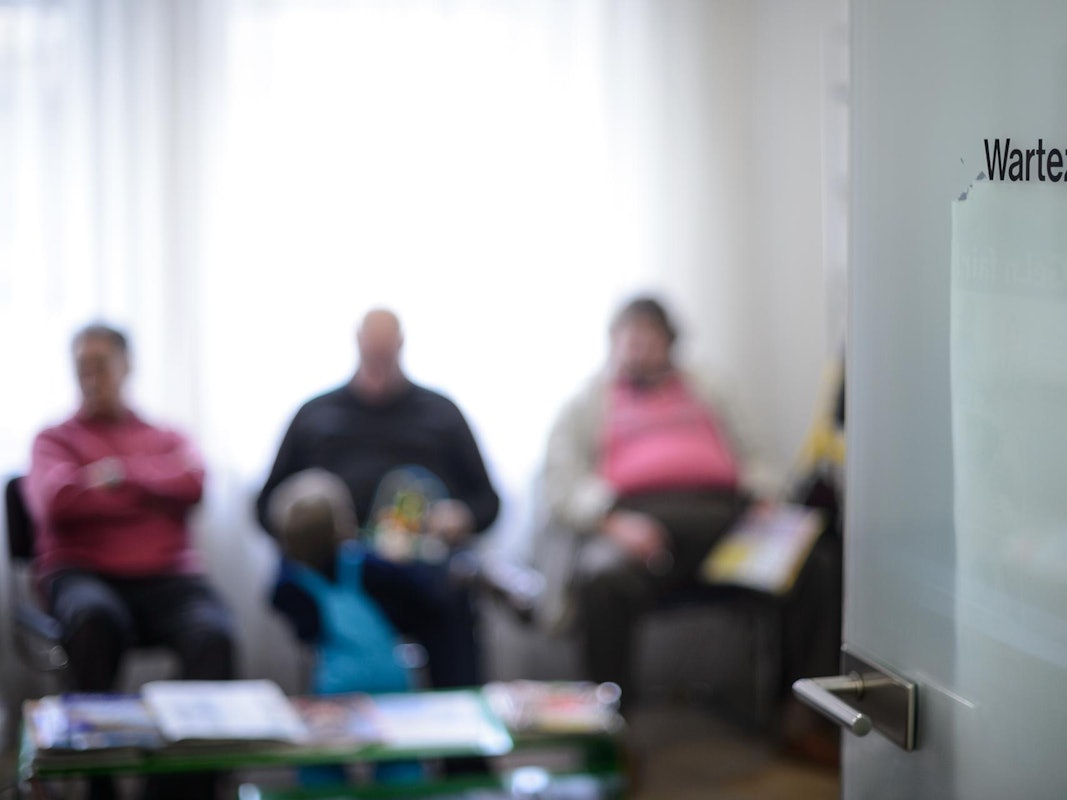 Ein volles Wartezimmer einer Arztpraxis.