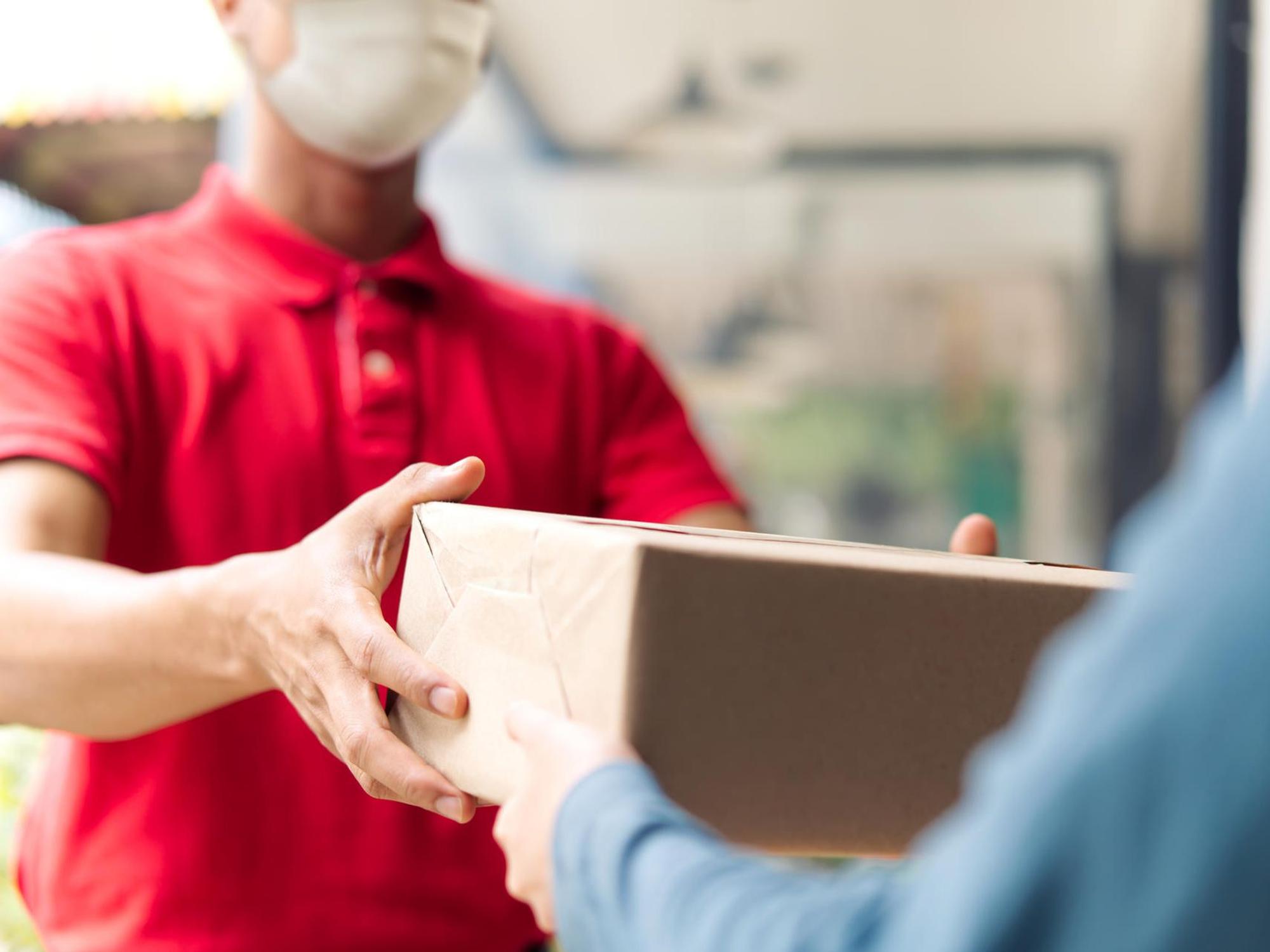 Paket wird von Paketdienstleister an Nachbar übergeben