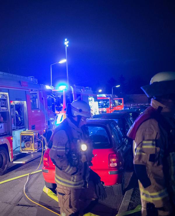 Die Feuerwehr konnte die Bewohnerinnen und Bewohner aus dem Brandhaus retten. Hier ein Symbolfoto von einem Einsatz.