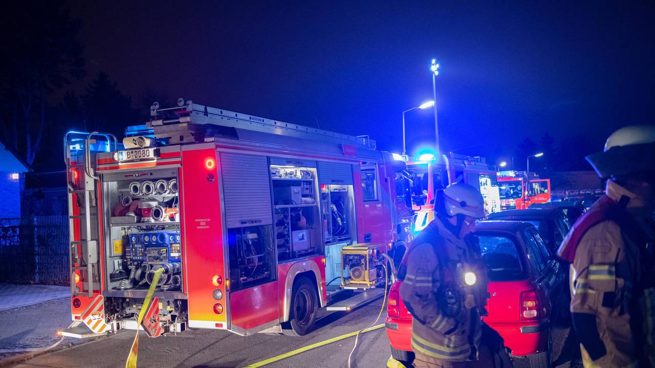 Die Feuerwehr konnte die Bewohnerinnen und Bewohner aus dem Brandhaus retten. Hier ein Symbolfoto von einem Einsatz.