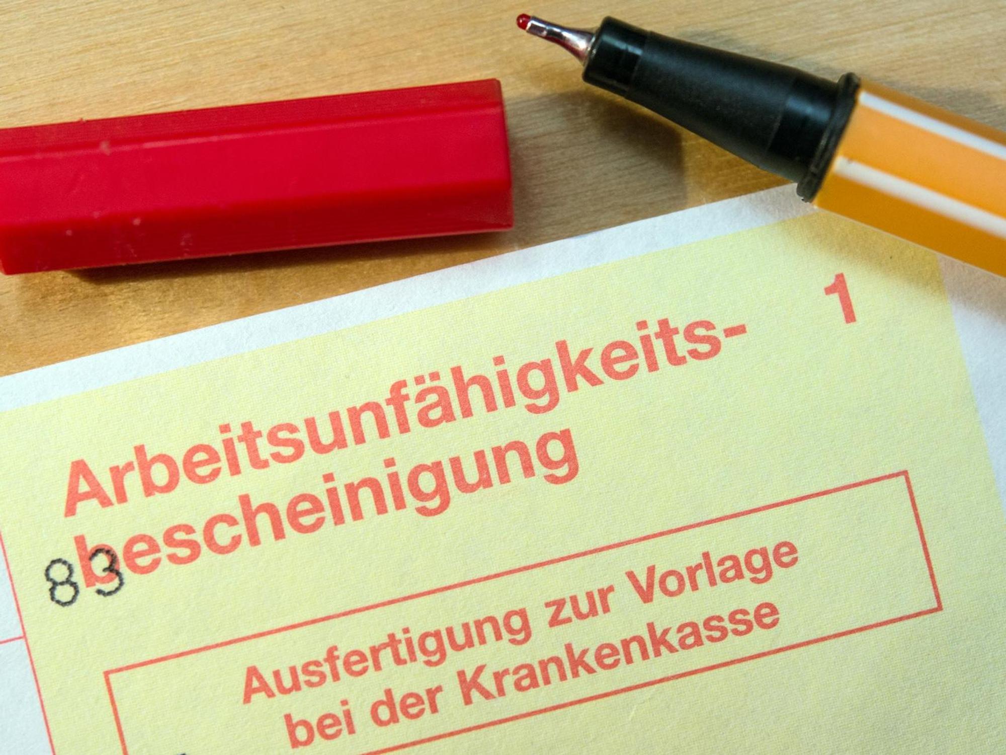 Ein gelber Schein liegt auf einem Tisch.