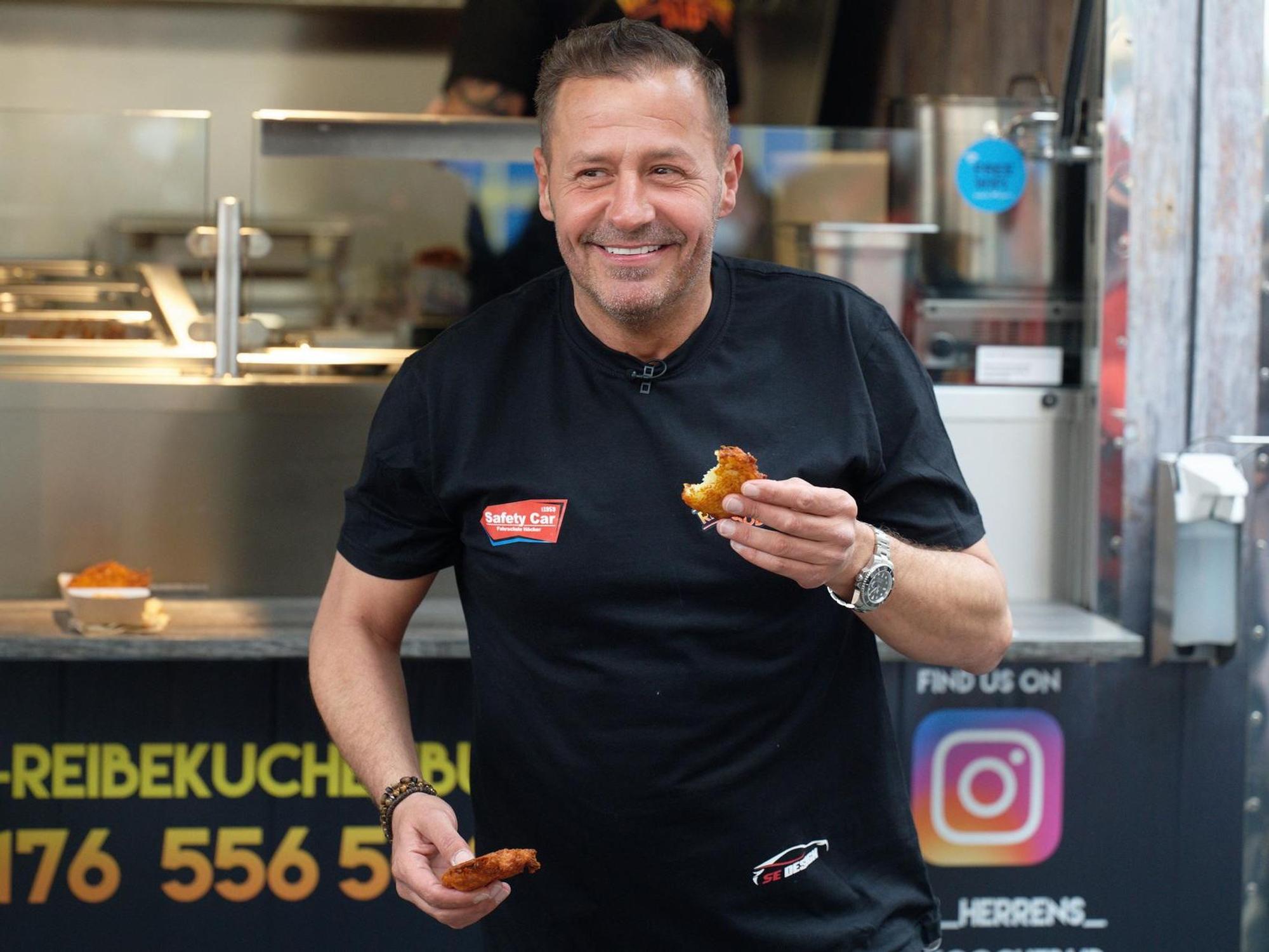 Willi Herren lässt sich einen Reibekuchen schmecken.