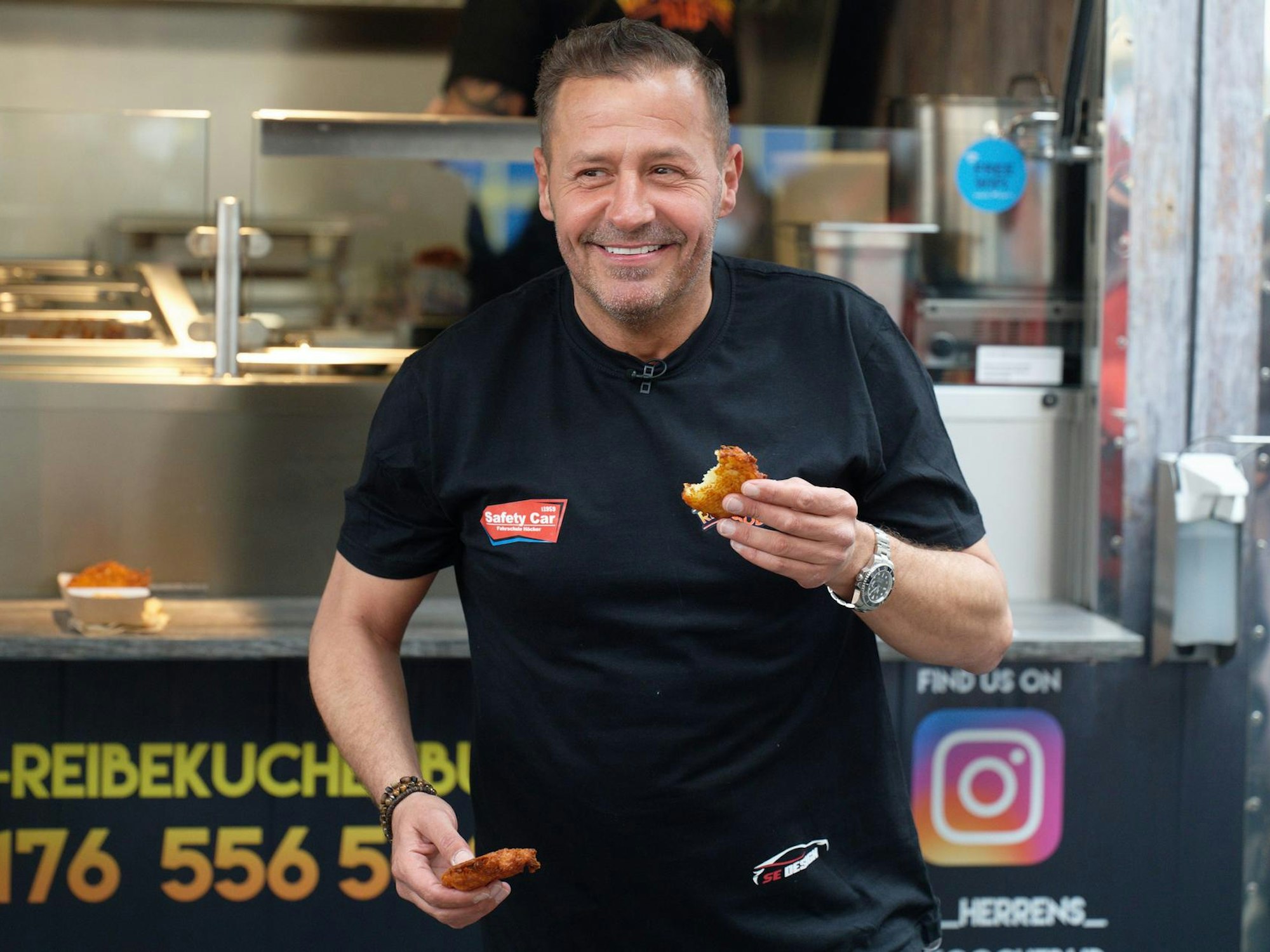 Willi Herren lässt sich einen Reibekuchen schmecken.