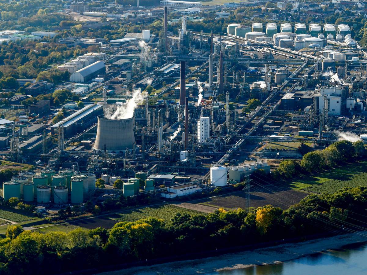 Shell-Raffinerie in Köln-Godorf von oben.