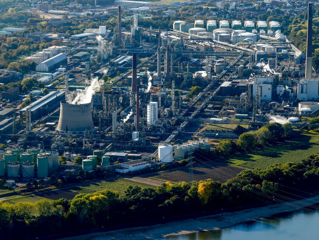 Shell-Raffinerie in Köln-Godorf von oben.