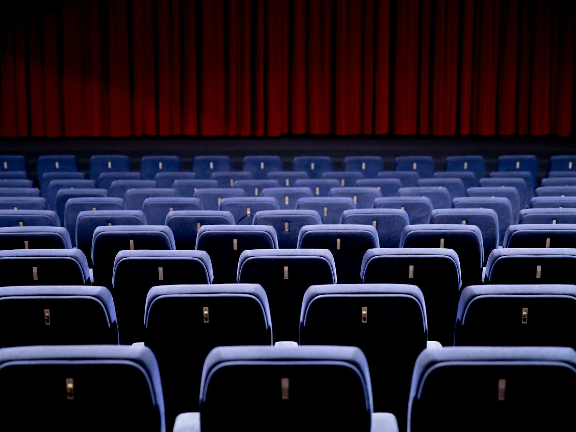Auf dem Bild ist ein leerer Kinosaal zu sehen.