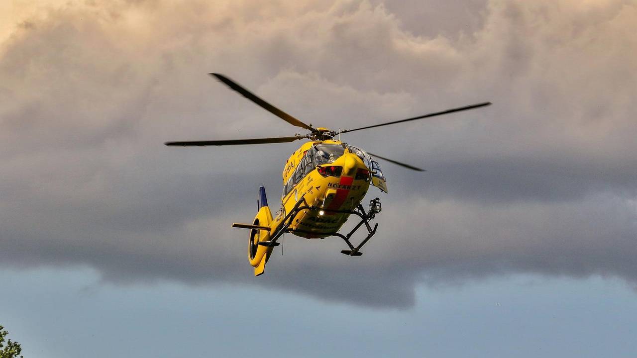 Ein Rettungshubschrauber in der Luft.