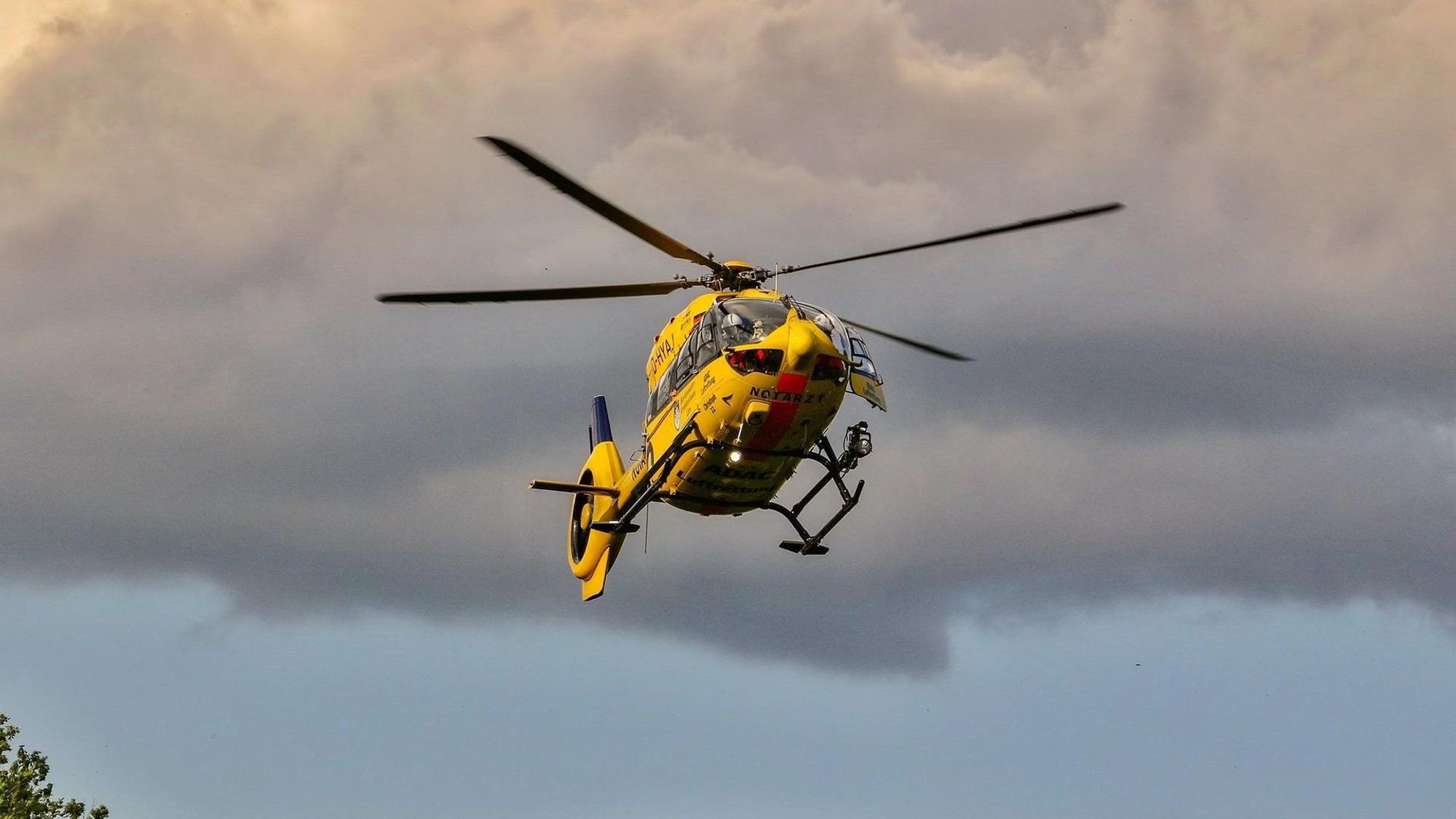 Ein Rettungshubschrauber in der Luft.