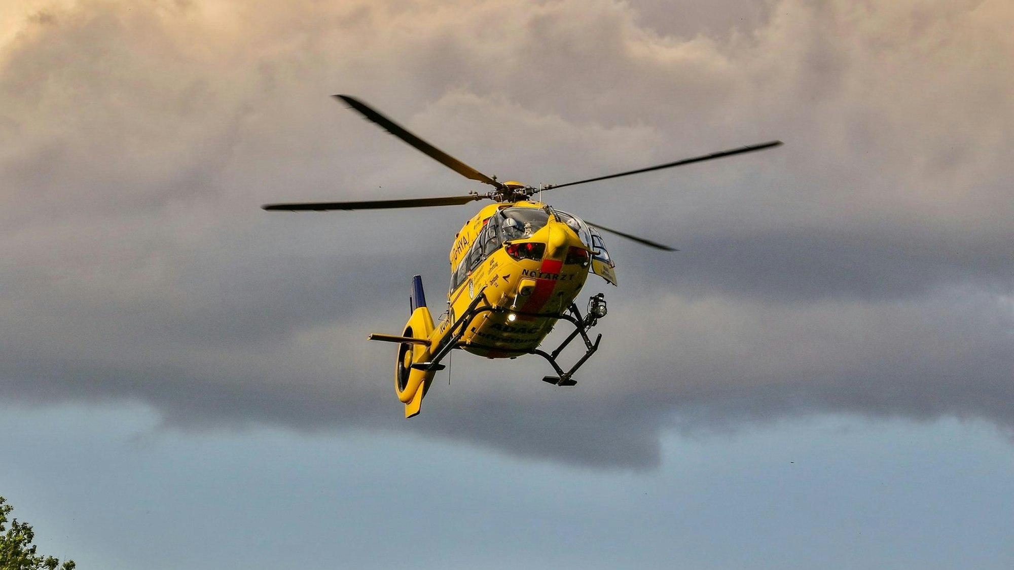 Ein Rettungshubschrauber in der Luft.