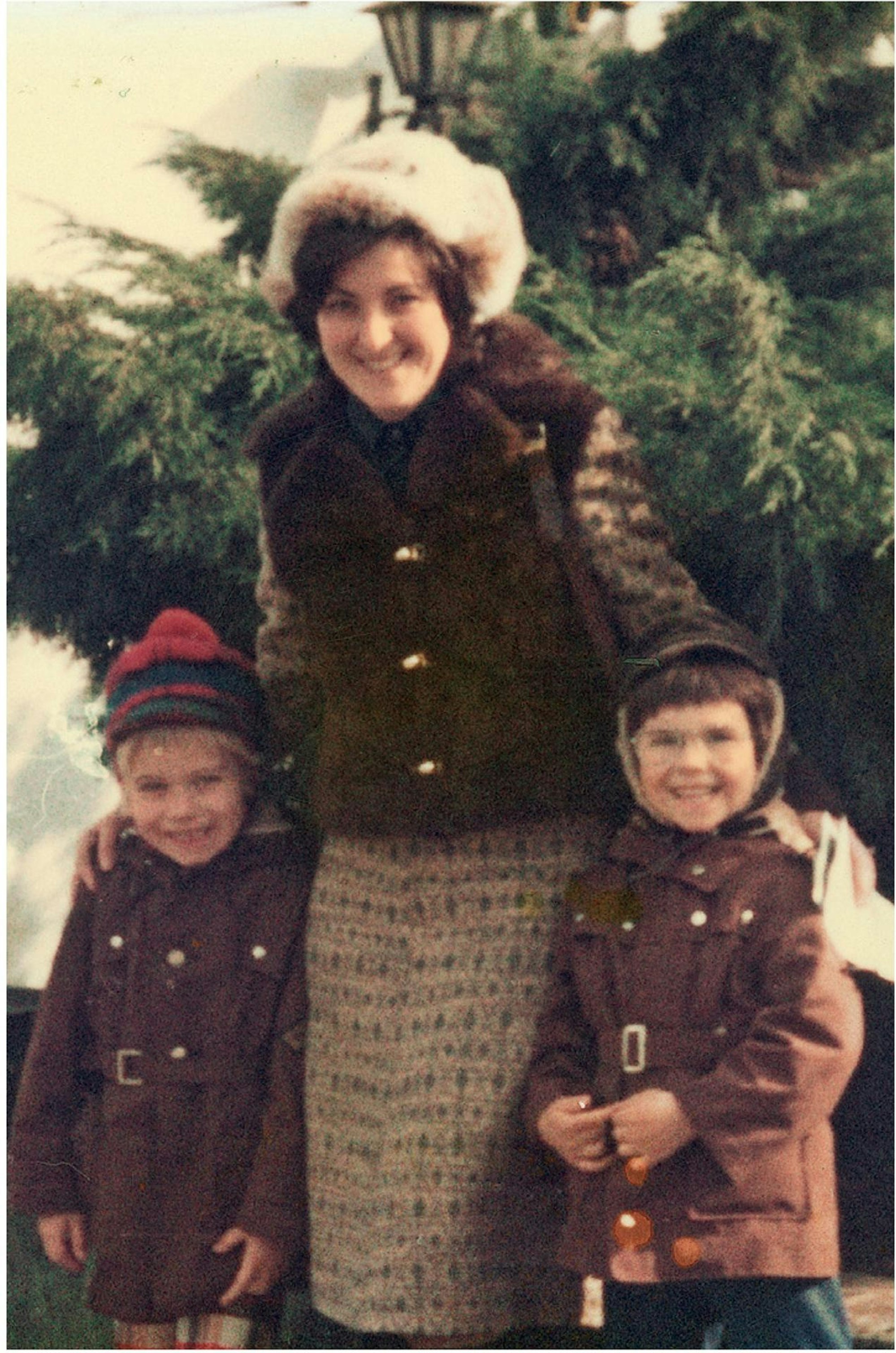 Mark Benecke mit Mutter und bruder Joachim