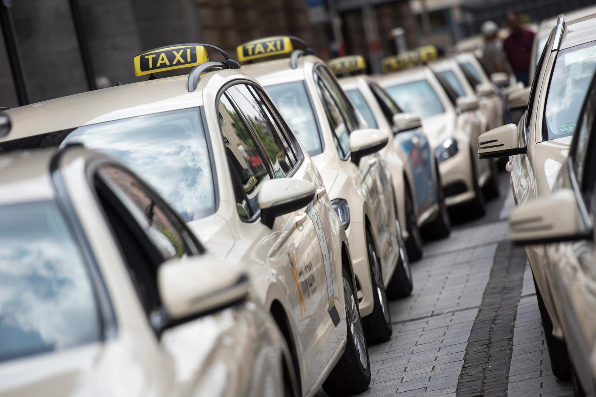 Taxifahrer warten in Köln auf Fahrgäste.