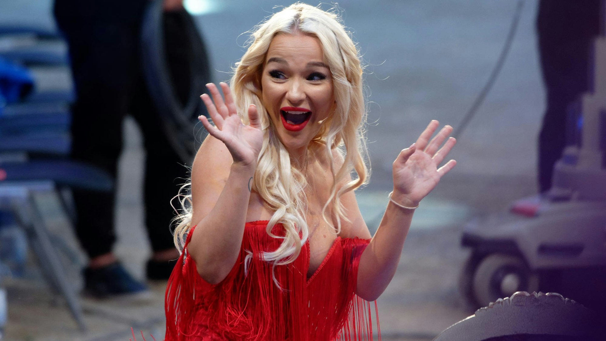 Emmy Russ lacht im Studio von Promi Big Brother