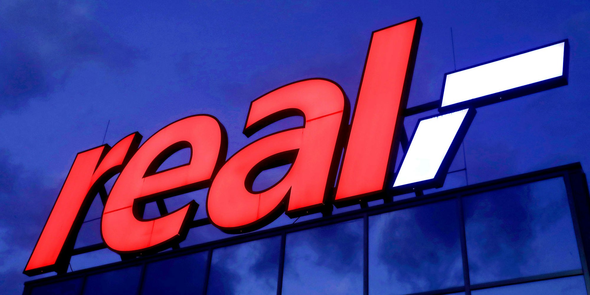 Schriftzug über einer Real-Filiale