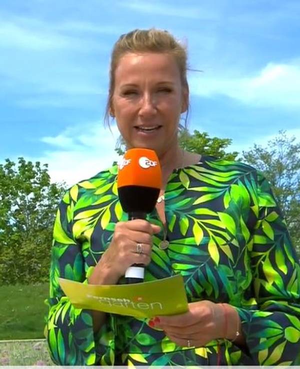 Andrea Kiewel moderiert den ZDF-Fernsehgarten am 9. Mai 2021.