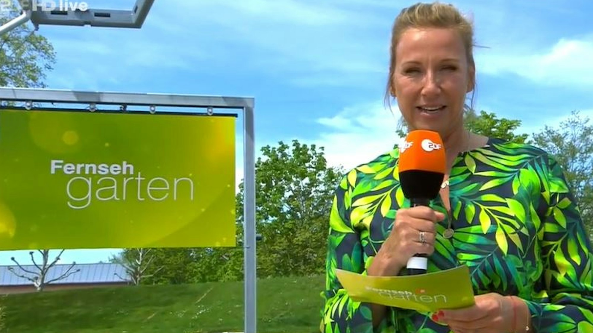 Andrea Kiewel moderiert den ZDF-Fernsehgarten am 9. Mai 2021.